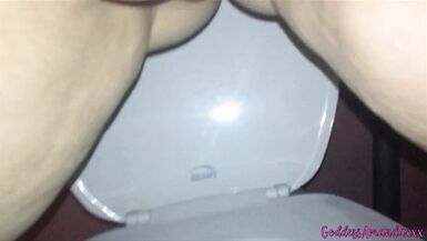 BBW Pussy Pinkeln auf der Toilette - 2 image