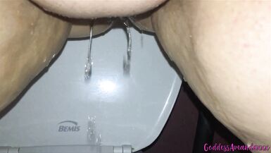 BBW Pussy Pinkeln auf der Toilette - 5 image