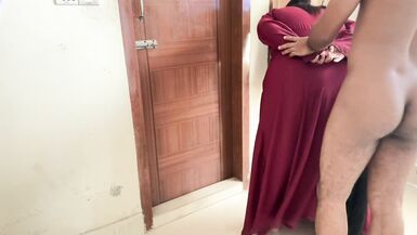 Je suis une femme musulmane timide et sensuelle, mon mari ne peut pas satisfaire mes besoins sexuels, alors jai appelé mon beau-fils, puis il ma attaché les mains et ma baisé brutalement.