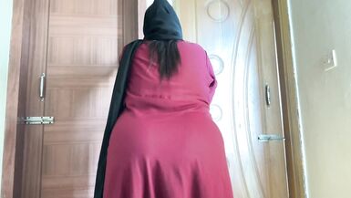 私はイスラム教徒の内気な官能的な女性です。夫は私の性的欲求を満たすことができないので、私は義理の息子を呼びました。 - 2 image