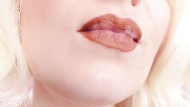 Vidéo Asmr : Rouge à lèvres, gants en maille et sucette (arya Grander)