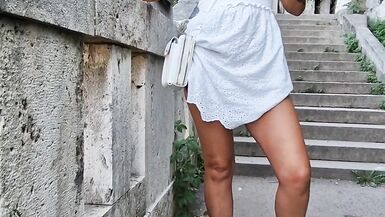 LA FEMME AU FOYER, LA CHATTE ET LES SEINS À LAIR, EN PUBLIC DANS UNE VILLE HISTORIQUE - 11 image