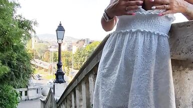 LA FEMME AU FOYER, LA CHATTE ET LES SEINS À LAIR, EN PUBLIC DANS UNE VILLE HISTORIQUE - 13 image