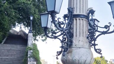 LA FEMME AU FOYER, LA CHATTE ET LES SEINS À LAIR, EN PUBLIC DANS UNE VILLE HISTORIQUE - 2 image