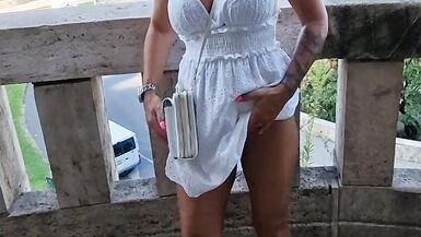 LA FEMME AU FOYER, LA CHATTE ET LES SEINS À LAIR, EN PUBLIC DANS UNE VILLE HISTORIQUE - 3 image