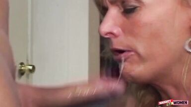Une blonde perverse auditionne pour une scène de fellation hardcore et montre à son employeur ses talents de MILF.