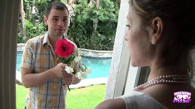 Cet homme fortuné se fait lécher le trou du cul et baiser par la MILF Velicity Von.