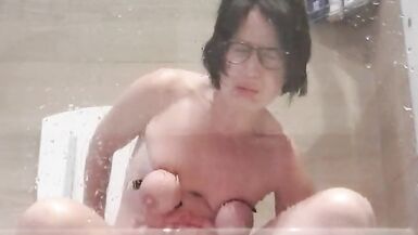 Enorme schizzo verso la finestra del bagno - 6 image