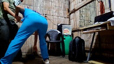 UN PACIENTE VIENE A SU ENFERMERA EN CASA Y LA PONE SENSUALMENTE CON SU PENE ENANO. PORNO CASERO REAL CON UNA ENFERMERA CON EL CULO CALIENTE - 1 image