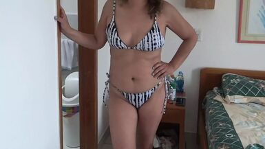 Adoro exibir-me em lingerie erótica e em biquíni na praia - 1 image