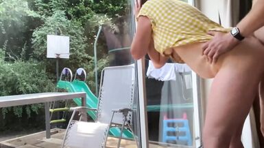 House cleaner let him to fuck her while she clean window - 4 image