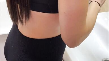 Le beau-fils espionne la façon dont sa belle-mère à gros seins baise