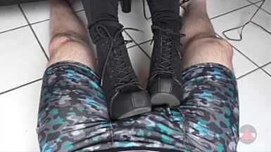 Sie stützt ihre Stiefel auf meinen Schwanz und meine Eier - 1 image
