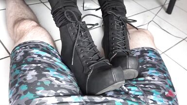 Elle pose ses bottes sur ma queue et mes couilles