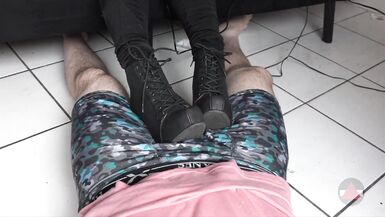 Sie stützt ihre Stiefel auf meinen Schwanz und meine Eier - 3 image
