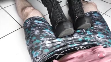 Sie stützt ihre Stiefel auf meinen Schwanz und meine Eier - 4 image