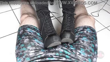 Sie stützt ihre Stiefel auf meinen Schwanz und meine Eier - 8 image