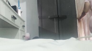 La caméra filme une fille avec un vagin géant bbw