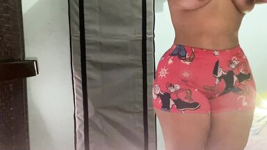 BBW BÜYÜK GÖT STEPMOTH AYNANIN ÖNÜNDE KIYAFETLERINI DEĞIŞTIRIR - 13 image