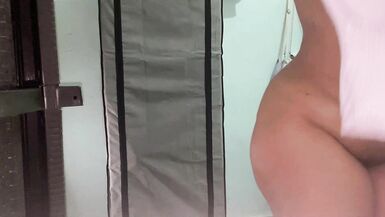 BBW BÜYÜK GÖT STEPMOTH AYNANIN ÖNÜNDE KIYAFETLERINI DEĞIŞTIRIR - 3 image