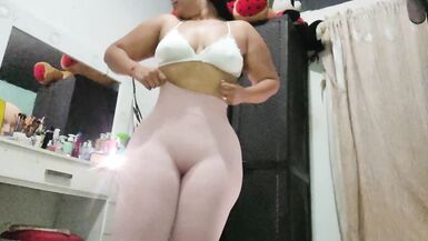 La belle-mère CAMELTOE capturée sur vidéo CULONA en lycra moulant