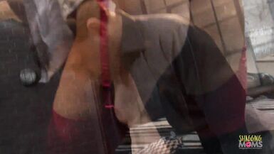 Un tío travieso soborna a dos polis sexys con su deliciosa polla