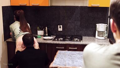 Esposa con los ojos vendados y El mejor amigo. Cukold mira cómo se follan a su mujer - 3 image