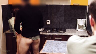 Esposa con los ojos vendados y El mejor amigo. Cukold mira cómo se follan a su mujer - 4 image