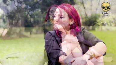 Un massaggio rilassante finisce in un rapporto a tre lesbico - 2 image