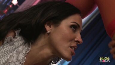 MILF aux gros seins partageant une grosse bite avec sa meilleure amie blonde