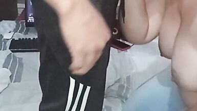 Mein Nachbar stellt mich auf alle Viere und ich werde nass