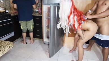Untreue Ehefrau hat heimlich Sex mit dem Stiefvater ihres Mannes, der sie fast dabei erwischt, ein echter hausgemachter Amateur - 4 image