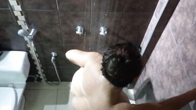 VÊ-LA NO DUCHE DÁ-ME TESÃO!!! A PUTA DA MINHA MEIA-IRMÃ ESTÁ NO DUCHE A TOMAR BANHO, NO DIA SEGUINTE TOMA BANHO NO MEU QUARTO E TRAZ UM DILDO PARA NAMORAR COM A SUA VAGINA. PORNARIA HOMEMADE - 2 image