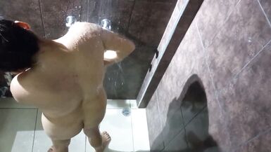 VÊ-LA NO DUCHE DÁ-ME TESÃO!!! A PUTA DA MINHA MEIA-IRMÃ ESTÁ NO DUCHE A TOMAR BANHO, NO DIA SEGUINTE TOMA BANHO NO MEU QUARTO E TRAZ UM DILDO PARA NAMORAR COM A SUA VAGINA. PORNARIA HOMEMADE - 5 image