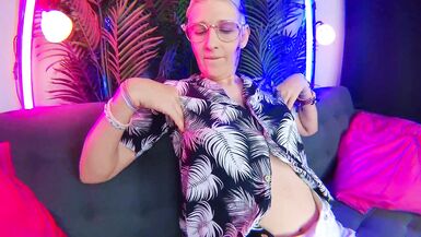 Masturbation solo cool à partir dun orgasme de chatte juteuse