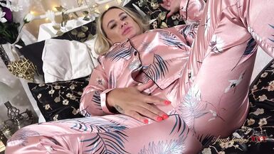 AuntJudysXXX - 你的大胸继母 Eva May 抓拍你在床上偷看她的镜头 (POV) - 1 image