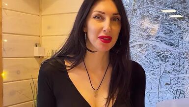 Une femme sexy trompe son mari lors dun rendez-vous au restaurant