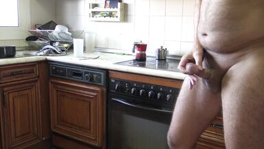 A madrasta apanhou o enteado a masturbar-se na sua cozinha - 2 image