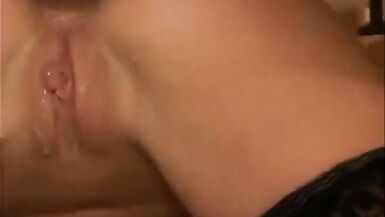 Une blonde affamée de sperme suce deux bites dhommes et se fait baiser ses trous roses et serrés.