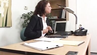La MILF au corps parfait se fait pilonner au bureau