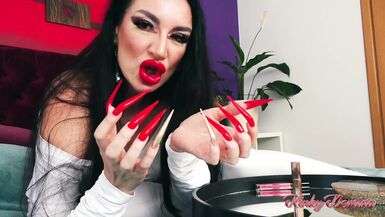 Scharfe Stiletto-Nägel klopfen auf Spiegel JOI - 13 image