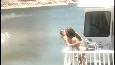 Une fille sexy se penche et se fait lécher la chatte à lextérieur sur un bateau - 1 image