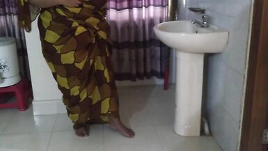 Jab Tamil Sexy Mosi bistar ke neche phans jate hai tab uska sautela beta bade gand ko chodata hai - 12 image