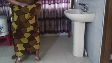 Jab Tamil Sexy Mosi bistar ke neche phans jate hai tab uska sautela beta bade gand ko chodata hai - 14 image
