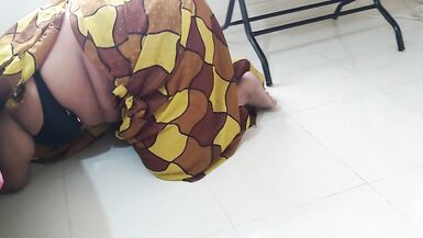 Jab Tamil Sexy Mosi bistar ke neche phans jate hai tab uska sautela beta bade gand ko chodata hai - 3 image