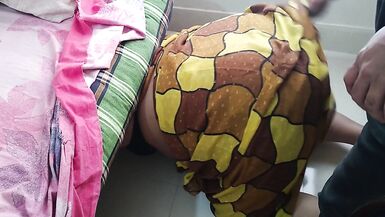 Jab Tamil Sexy Mosi bistar ke neche phans jate hai tab uska sautela beta bade gand ko chodata hai - 4 image