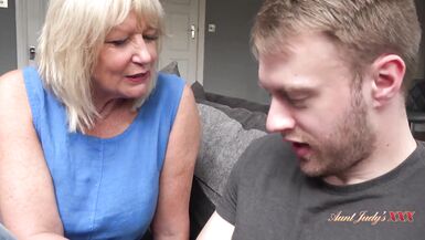 AuntJudysXXX - Cougar mûre et plantureuse de 61 ans Mme Amy ramène un étalon du club à la maison