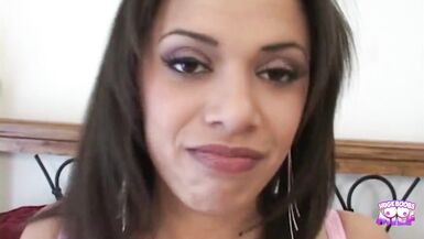 Wunderschöne Dame mit massiven Titten hüpft auf einem dicken Schwanz und hat einen unglaublichen Doggy Style - 2 image