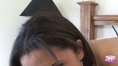 Wunderschöne Dame mit massiven Titten hüpft auf einem dicken Schwanz und hat einen unglaublichen Doggy Style - 6 image
