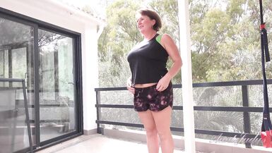 AuntJudys - 43yo Busty Amateur JoJo travaille sur la terrasse